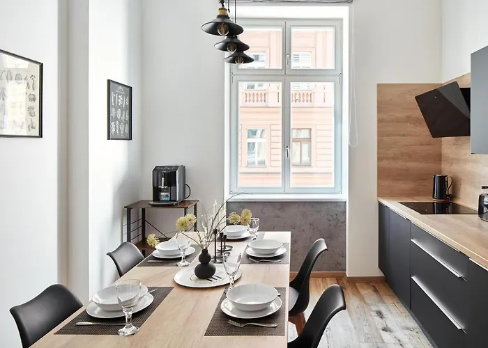 Days - One-bedroom With Workspace By Vltava River In Smichov