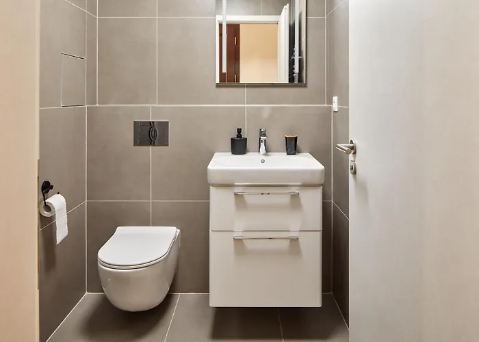 Days - One-bedroom With Workspace By Vltava River In Smichov Appartement Prague