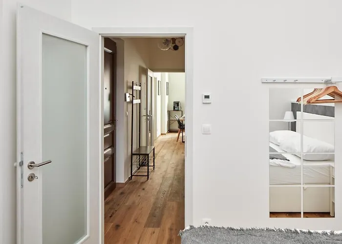 Days - One-bedroom With Workspace By Vltava River In Smichov Appartement Prague