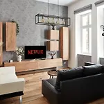Days - One-bedroom With Workspace By Vltava River In Smichov * Prag