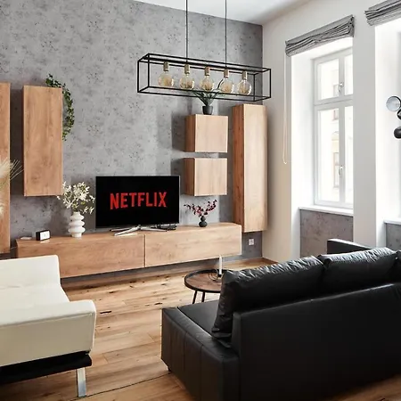 Days - One-bedroom With Workspace By Vltava River In Smíchov * Praga