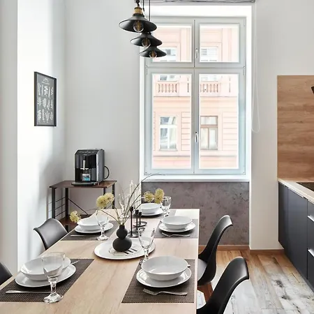 Days - One-bedroom With Workspace By Vltava River In Smichov