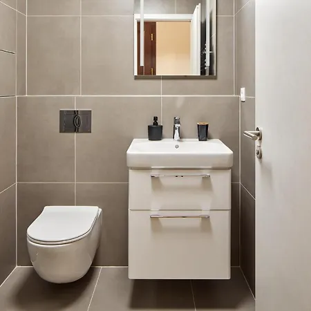 Days - One-bedroom With Workspace By Vltava River In Smíchov Apartamento Praga