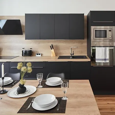 Days - One-bedroom With Workspace By Vltava River In Smichov * Praha