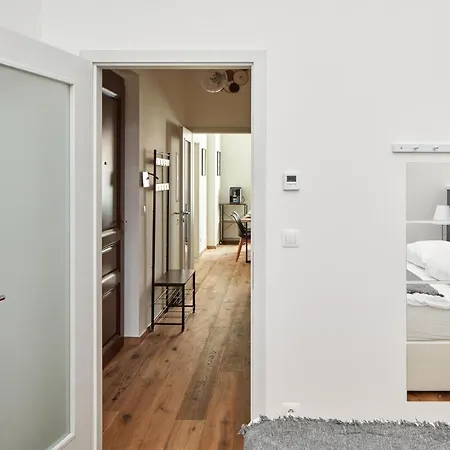 Days - One-bedroom With Workspace By Vltava River In Smíchov Apartamento Praga