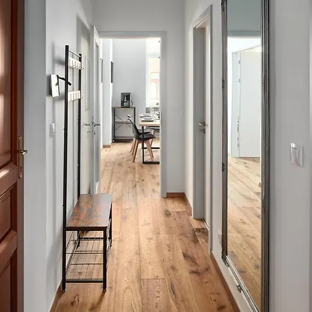 Days - One-bedroom With Workspace By Vltava River In Smichov アパート